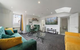 Luxurious 1-Bedroom Penthouse On Oxford Street 11G
